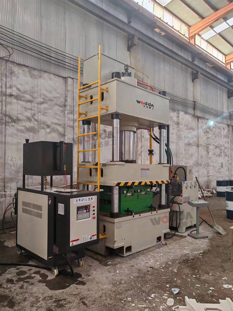 400噸四柱液壓機(jī)模壓石英石水槽客戶車間 400噸四柱液壓機(jī)模壓石英石水槽客戶車間