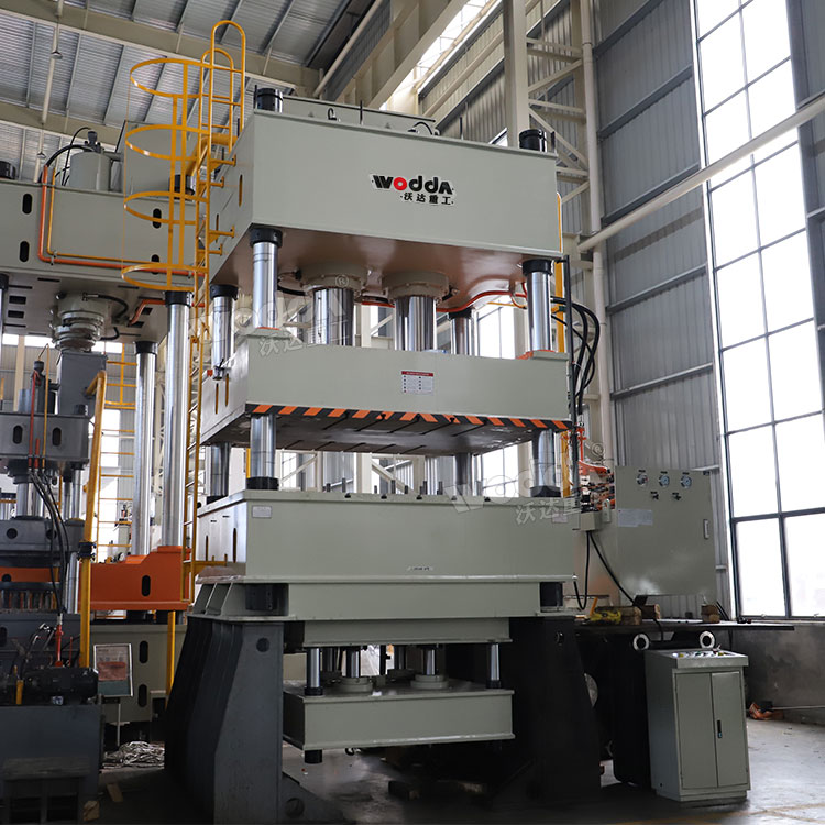 630噸三梁四柱液壓機(jī)(液壓墊) 630噸三梁四柱液壓機(jī)(液壓墊)