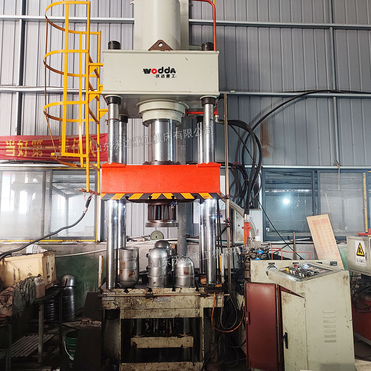 315噸不銹鋼內(nèi)膽拉伸機(jī)現(xiàn)場