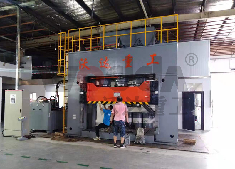 1000框架式液壓機(jī) 1000框架式液壓機(jī)