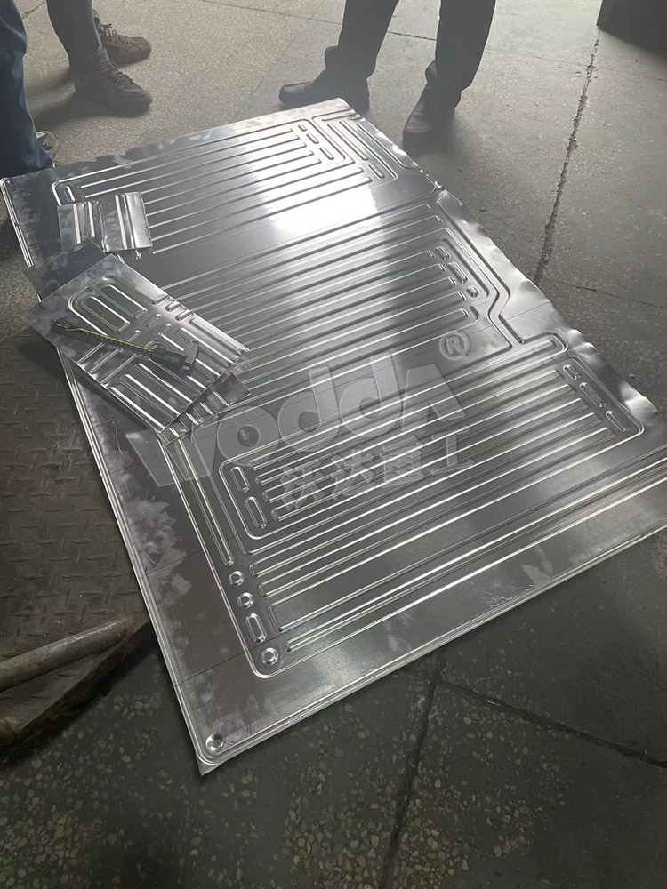 2000噸液壓機(jī)壓制鋼木門 2000噸液壓機(jī)壓制鋼木門