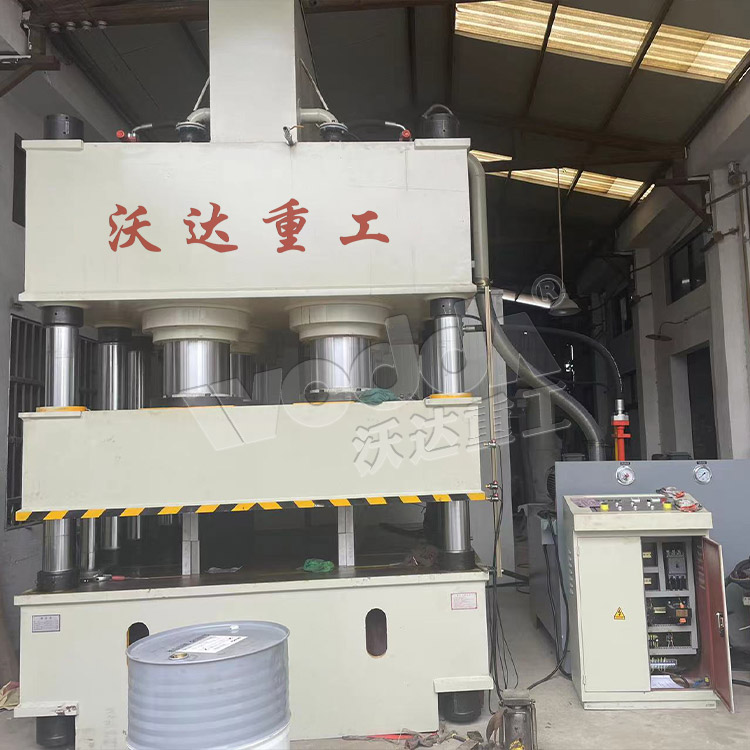 2000噸鋼木門壓花機(jī)客戶現(xiàn)場 2000噸鋼木門壓花機(jī)客戶現(xiàn)場