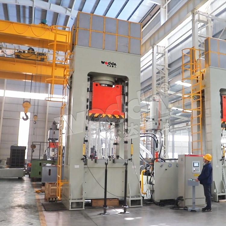 630噸框架液壓機(jī)車間圖 630噸框架液壓機(jī)車間圖