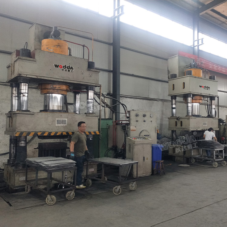 不銹鋼地溝蓋板成型液壓機(jī)客戶現(xiàn)場(chǎng) 不銹鋼地溝蓋板成型液壓機(jī)客戶現(xiàn)場(chǎng)