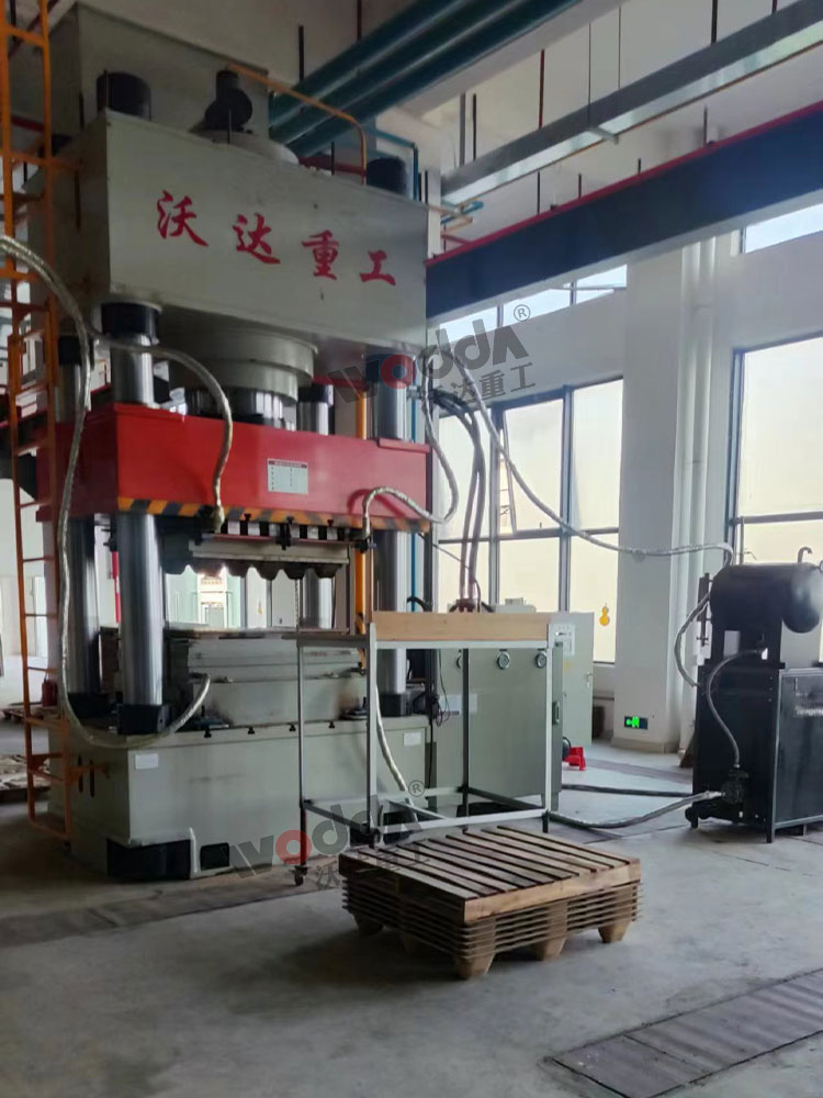 1000噸木屑托盤(pán)液壓機(jī)客戶現(xiàn)場(chǎng)