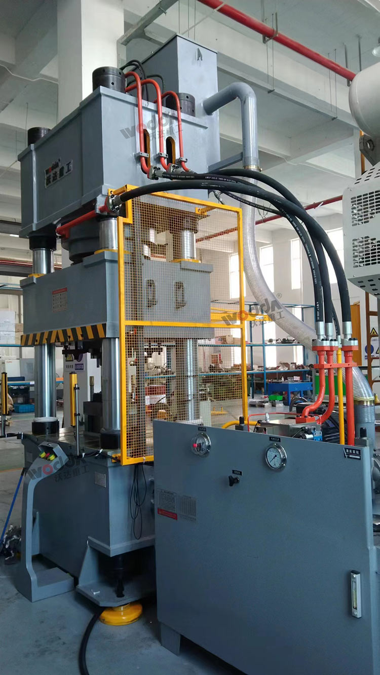 630噸四柱液壓機(jī)安裝完成 630噸四柱液壓機(jī)安裝完成