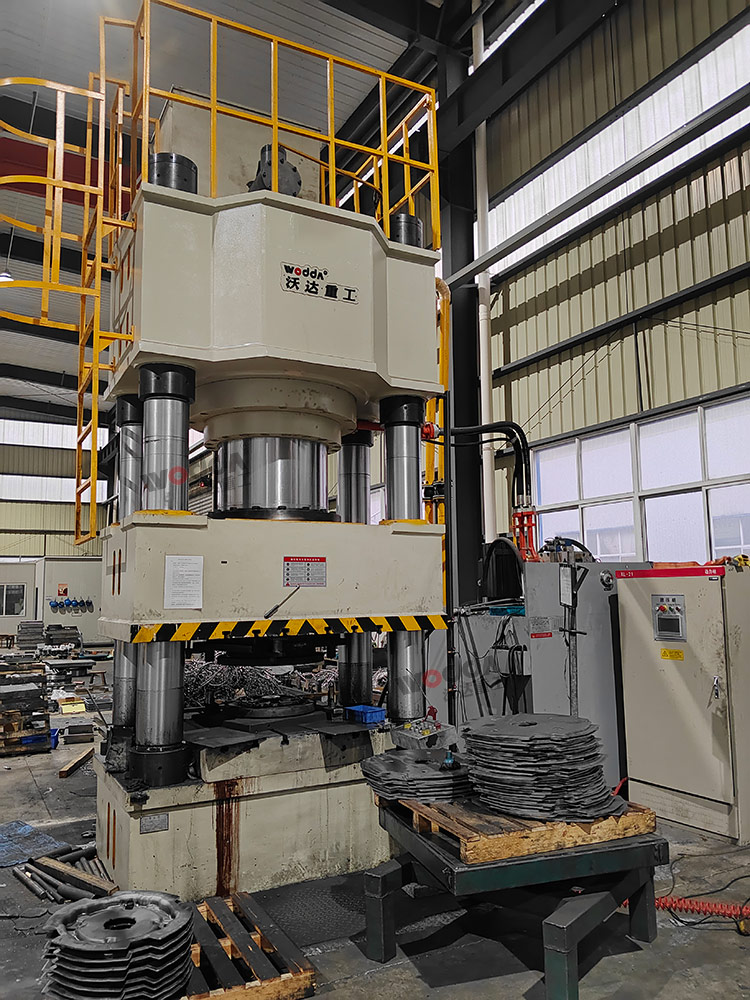 1000噸三梁四柱液壓機(jī) 1000噸三梁四柱液壓機(jī)