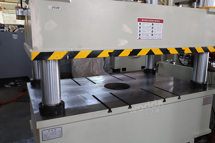 315噸三梁四柱液壓機(jī)細(xì)節(jié)(2) 315噸三梁四柱液壓機(jī)細(xì)節(jié)(2)