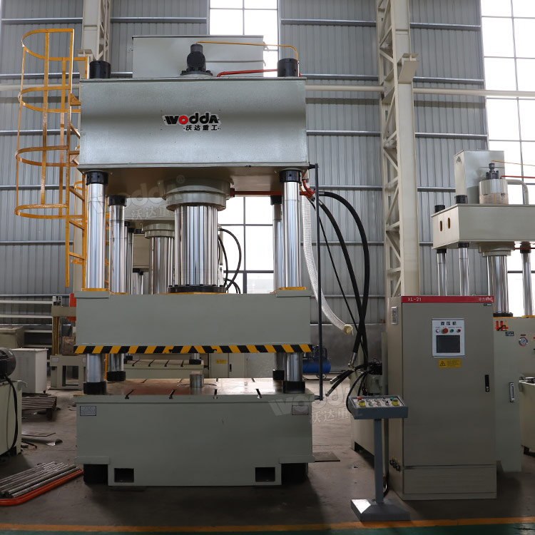 500噸電車(chē)擋風(fēng)板沖壓成型液壓機(jī) 500噸電車(chē)擋風(fēng)板沖壓成型液壓機(jī)