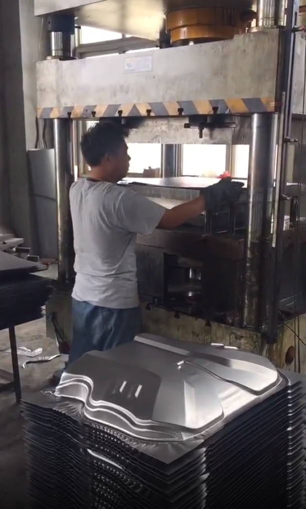 500噸電車(chē)擋風(fēng)板成型液壓機(jī)客戶(hù)現(xiàn)場(chǎng) 500噸電車(chē)擋風(fēng)板成型液壓機(jī)客戶(hù)現(xiàn)場(chǎng)