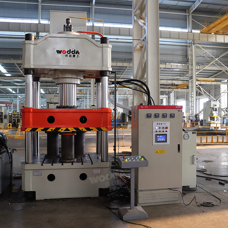 315噸四柱液壓機(jī)車間實(shí)物 315噸四柱液壓機(jī)車間實(shí)物