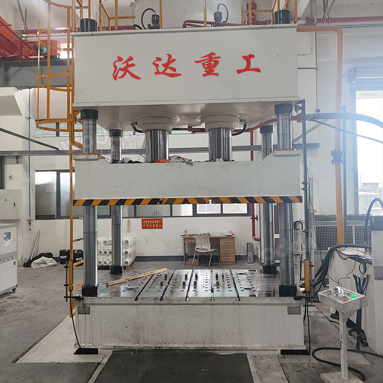 500噸三梁四柱液壓機安裝完成 500噸三梁四柱液壓機安裝完成