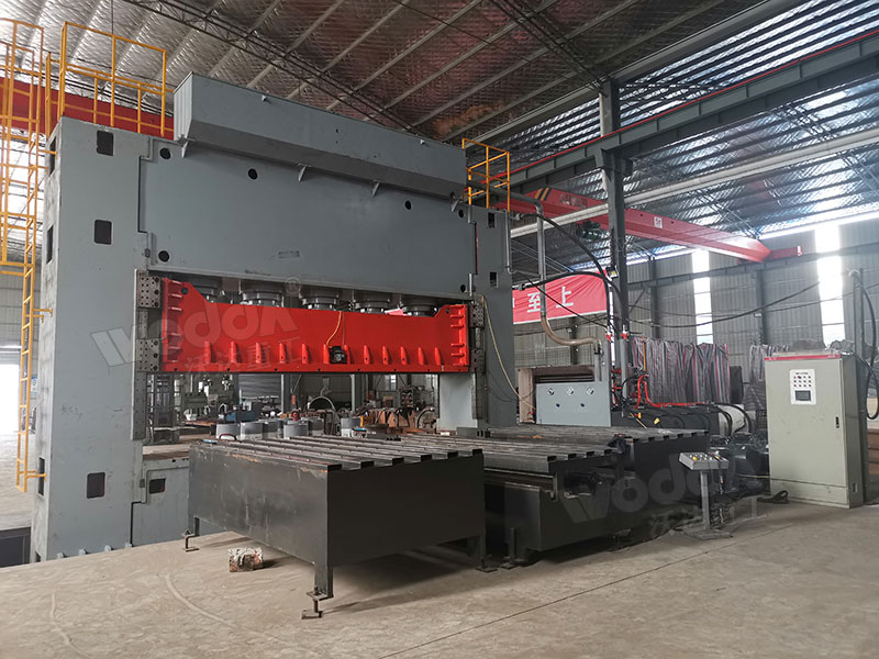 2000噸金屬波紋板成型液壓機現(xiàn)場 2000噸金屬波紋板成型液壓機現(xiàn)場