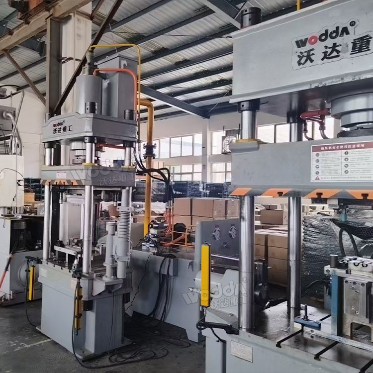 100噸汽車零部件成型液壓機(jī) 100噸汽車零部件成型液壓機(jī)