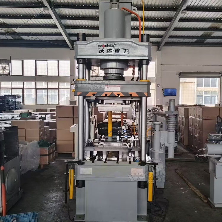 100噸三梁四柱液壓機(jī)現(xiàn)場(chǎng) 100噸三梁四柱液壓機(jī)現(xiàn)場(chǎng)