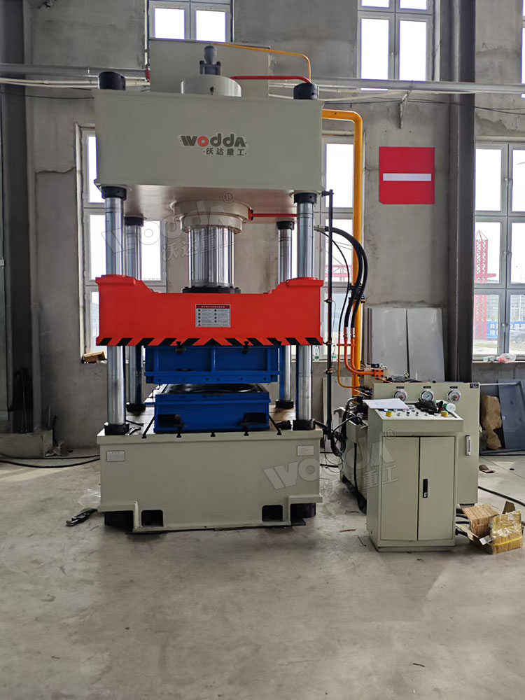 400噸不銹鋼水箱拉伸液壓機現(xiàn)場.jpg 400噸不銹鋼水箱拉伸液壓機現(xiàn)場.jpg