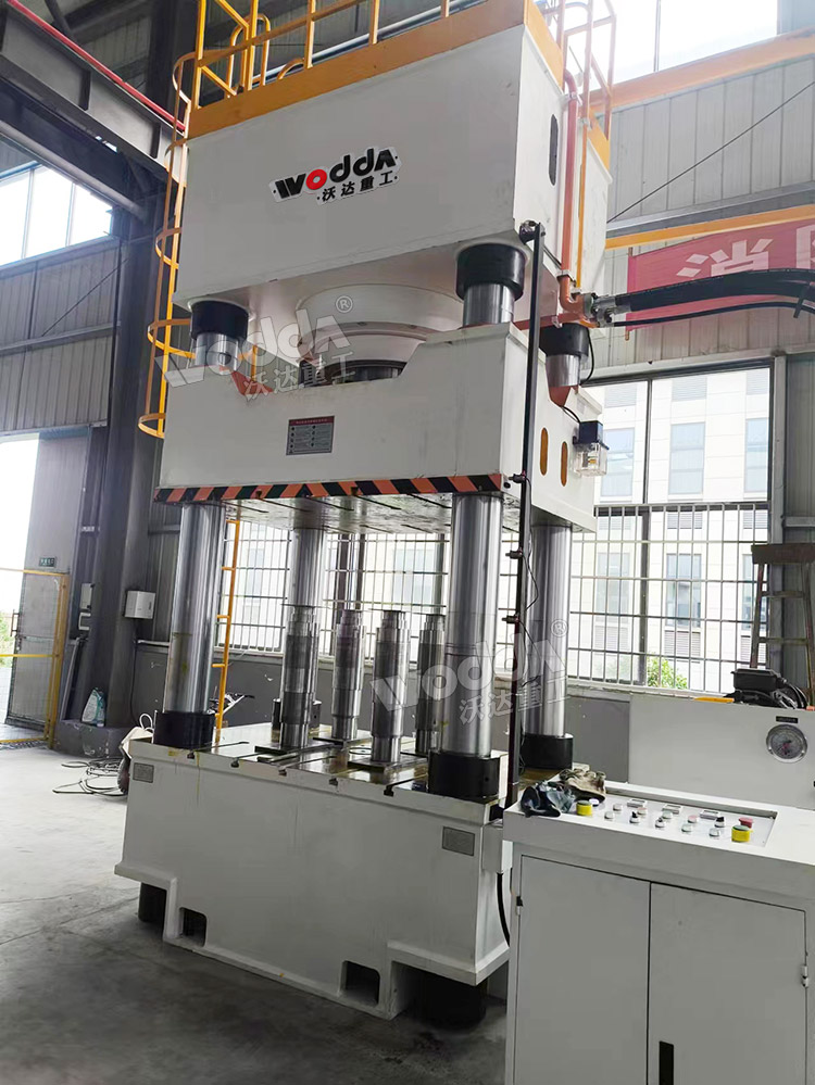 1000噸三梁四柱液壓機(jī)安裝完成 1000噸三梁四柱液壓機(jī)安裝完成