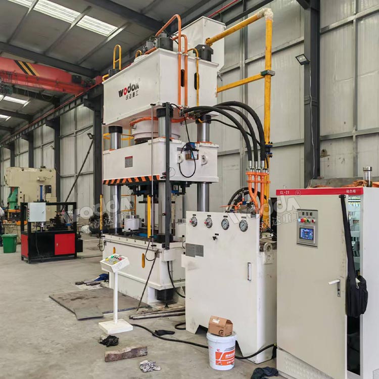 800噸三梁四柱液壓機(jī) 800噸三梁四柱液壓機(jī)