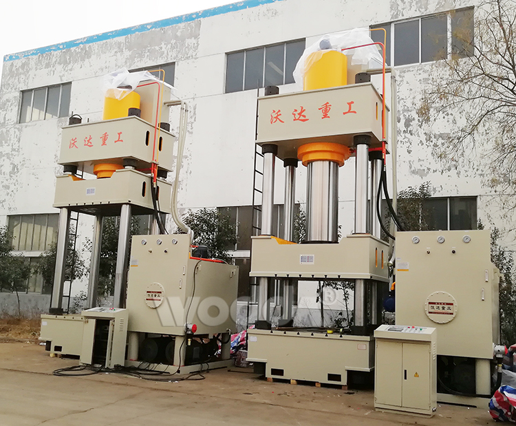 1500噸三梁四柱液壓機(jī) 1500噸三梁四柱液壓機(jī)