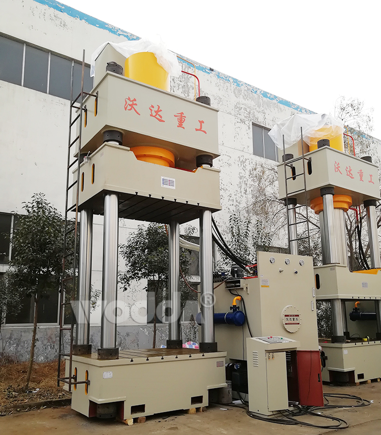 1500噸三梁四柱液壓機(jī) 1500噸三梁四柱液壓機(jī)