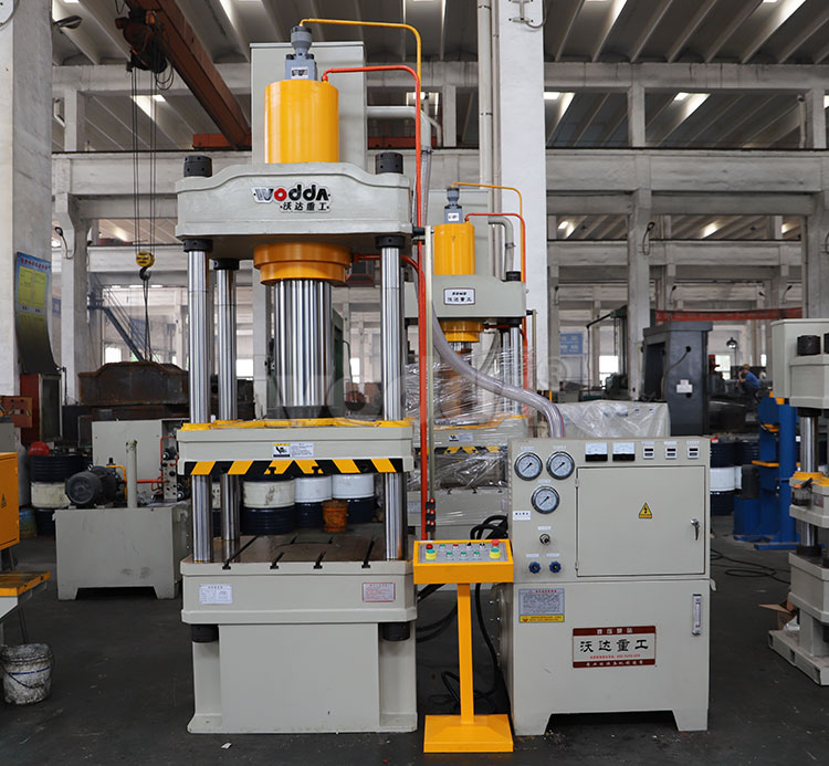 200噸三梁四柱液壓機(jī) 200噸三梁四柱液壓機(jī)