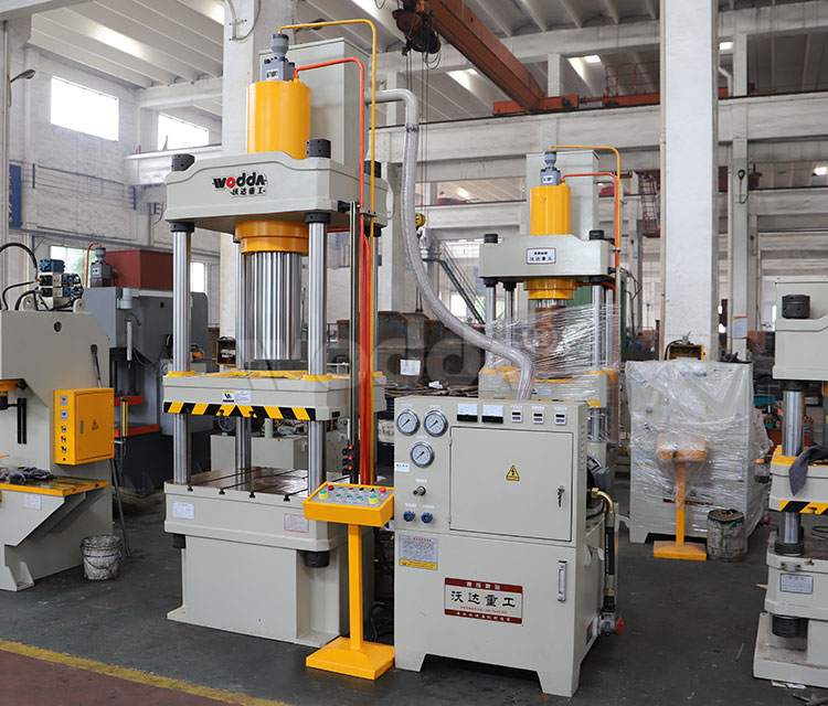 200噸四柱三梁液壓機(jī) 200噸四柱三梁液壓機(jī)