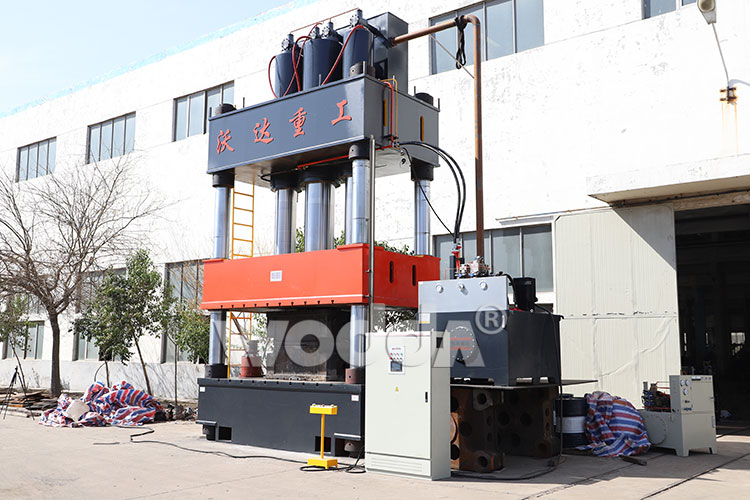 1800噸三梁四柱液壓機(jī) 1800噸三梁四柱液壓機(jī)