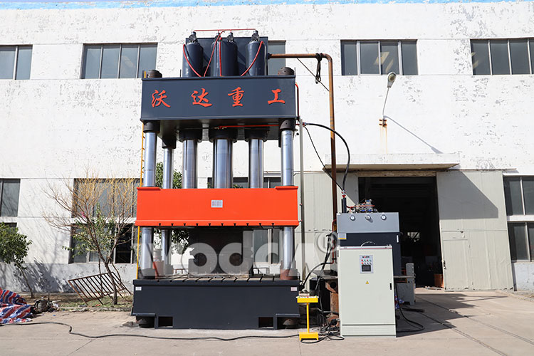 1800噸三梁四柱液壓機(jī) 1800噸三梁四柱液壓機(jī)